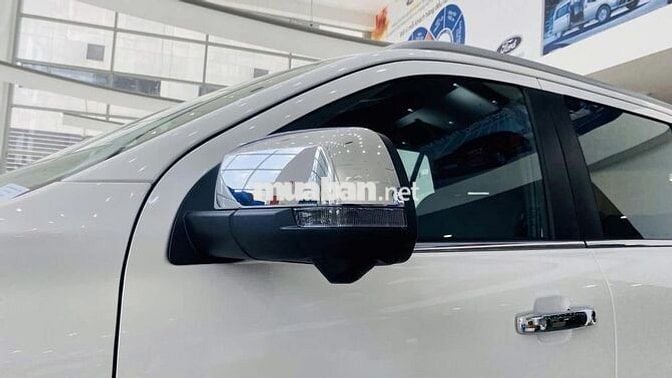 CÒN 01 EVEREST TITANIUM 4X4 VIN 25 TRẮNG GIAO NGAY