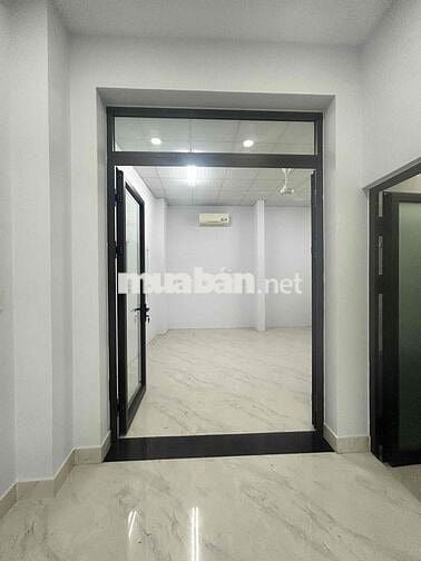 TOÀ NHÀ VĂN PHÒNG - 6 x 20 - 5 LẦU - TRỐNG SUỐT - THANG MÁY