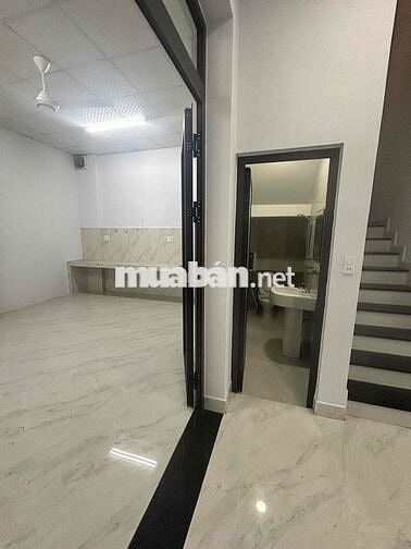 TOÀ NHÀ VĂN PHÒNG - 6 x 20 - 5 LẦU - TRỐNG SUỐT - THANG MÁY