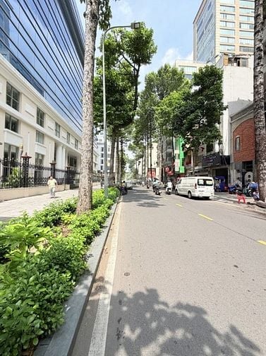 Bán nhà cũ tiện xây mới Nguyễn Công Trứ Q.1 - 4,5m x 24,5m giá 26 tỷ