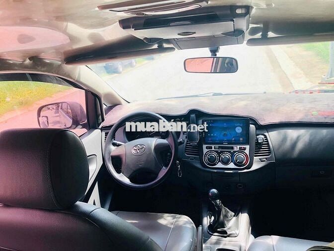 Toyota Innova 7 chỗ màu Bạc
