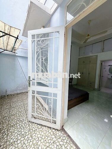 Studio sân riêng ,sát cầu Lê Văn Sỹ, tầng trệt , free 2 xe, siêu rộng