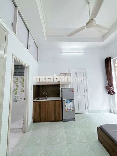 Studio sân riêng ,sát cầu Lê Văn Sỹ, tầng trệt , free 2 xe, siêu rộng