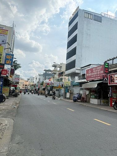 22 Tỷ! Nhà bán khuôn đất vuông 4,4x27,03m Nguyễn Văn Đậu - 5 Tầng