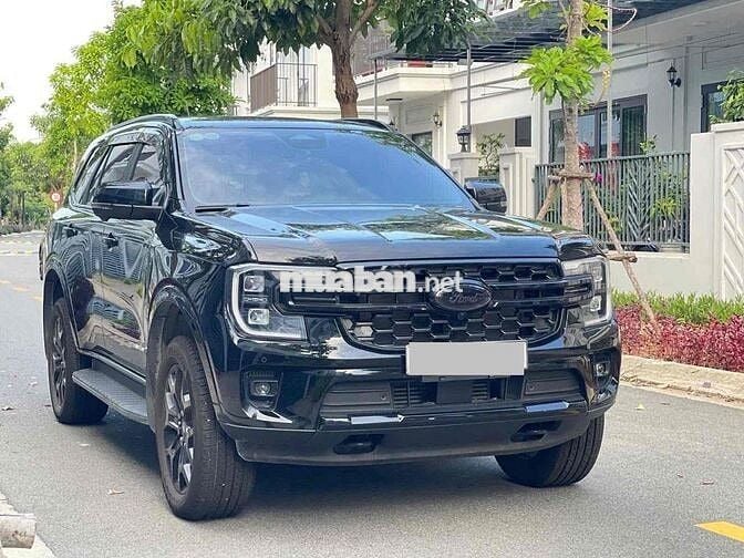 Ford Everest Titanium 2 cầu 2025 Đen 12.000km