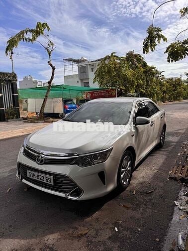 Toyota Camry 2.0E Trắng 5 chỗ Xăng