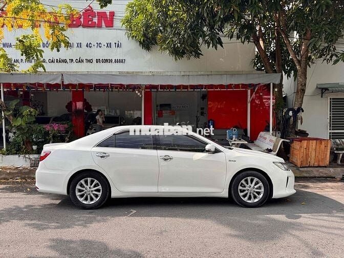 Toyota Camry 2.0E Trắng 5 chỗ Xăng
