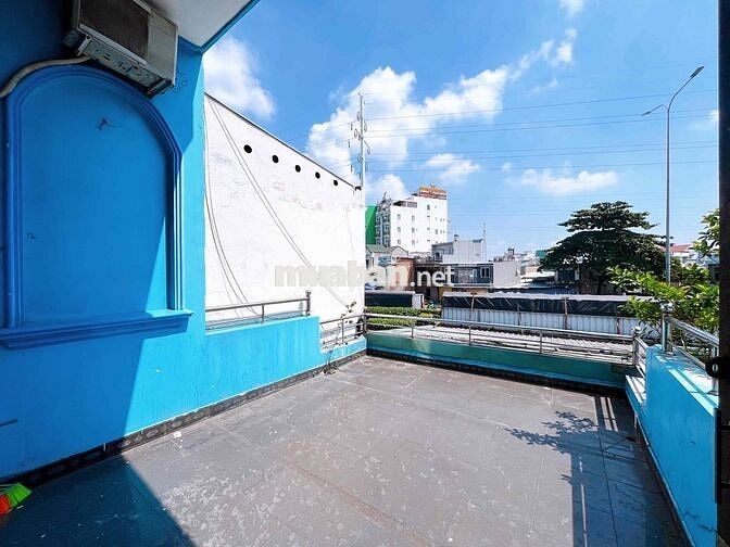 PHÒNG MẶT TIỀN CÓ SÂN THƯỢNG RIÊNG