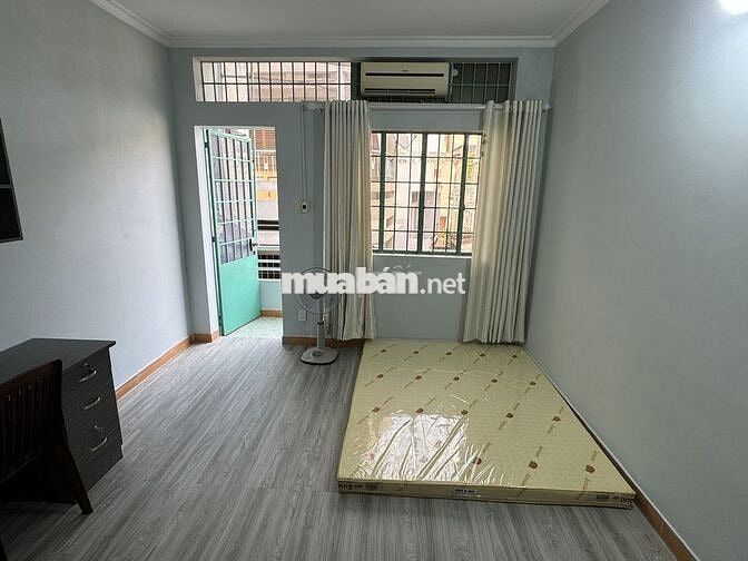 Phòng Nguyễn Kiệm gần rày xe lửa, có ban công, full nội thất
