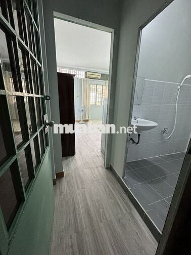 Phòng Nguyễn Kiệm gần rày xe lửa, có ban công, full nội thất