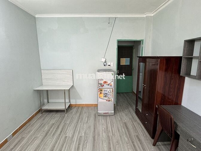 Phòng Nguyễn Kiệm gần rày xe lửa, có ban công, full nội thất