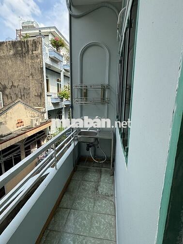 Phòng Nguyễn Kiệm gần rày xe lửa, có ban công, full nội thất