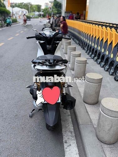 Honda SH160 ABS 2025 Trắng phuộc Ohlins mâm đen