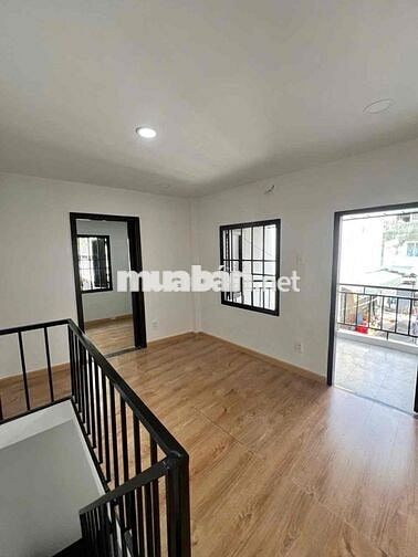 BÁN NHÀ LÊ QUANG ĐỊNH 2 LẦU 2PN CÓ SÂN XE SÁT Q1 ĐANG CHO THUÊ 7TR