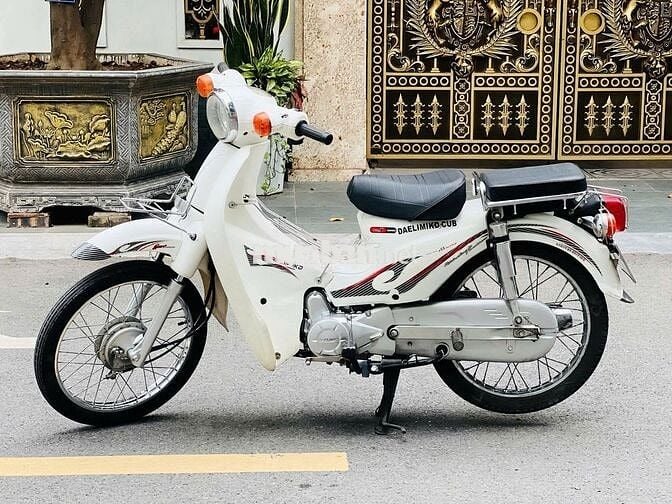 Honda Cub 50cc Trắng Học sinh đi học
