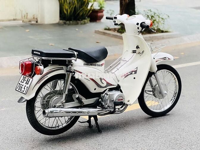 Honda Cub 50cc Trắng Học sinh đi học