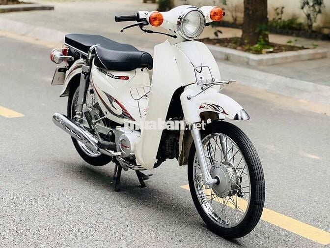 Honda Cub 50cc Trắng Học sinh đi học