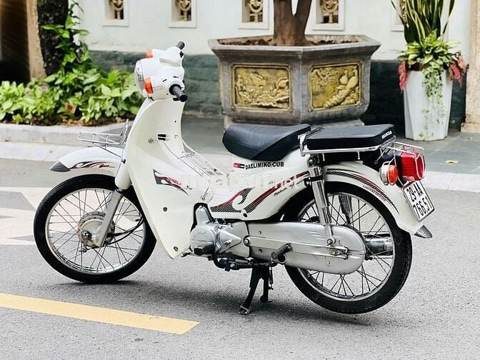 Honda Cub 50cc Trắng Học sinh đi học