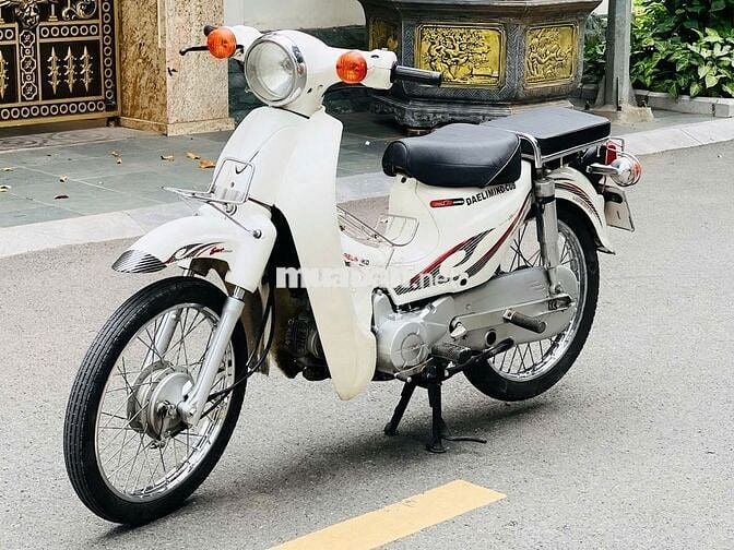 Honda Cub 50cc Trắng Học sinh đi học