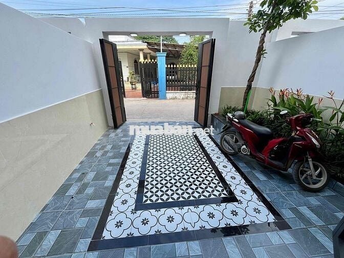 nhà lầu giá *** tại trung tâm ngã3 mỹ hạnh nam