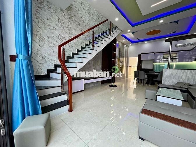 nhà lầu giá *** tại trung tâm ngã3 mỹ hạnh nam