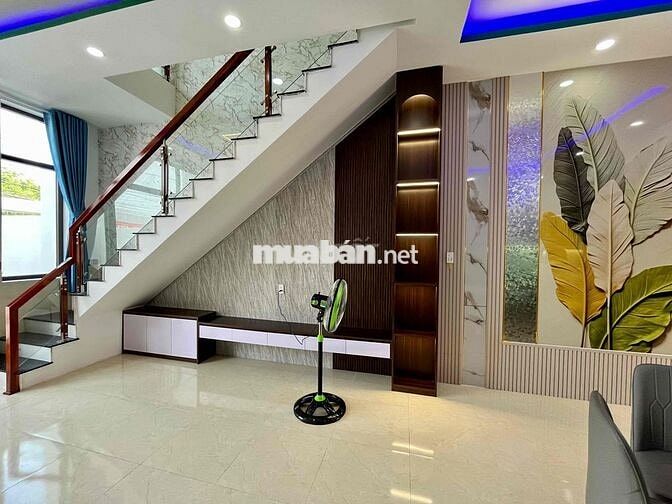 nhà lầu giá *** tại trung tâm ngã3 mỹ hạnh nam