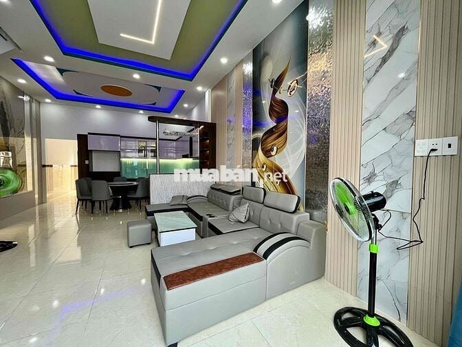 nhà lầu giá *** tại trung tâm ngã3 mỹ hạnh nam