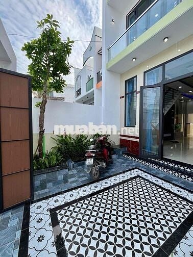 nhà lầu giá *** tại trung tâm ngã3 mỹ hạnh nam