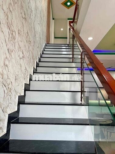 nhà lầu giá *** tại trung tâm ngã3 mỹ hạnh nam