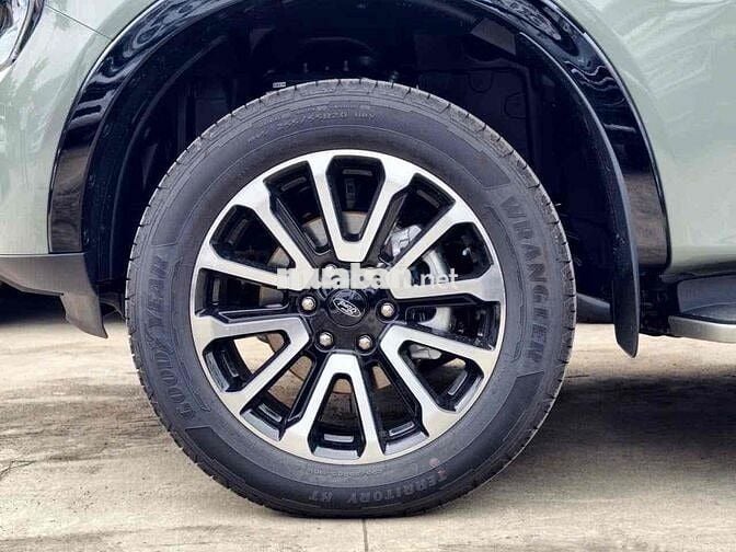 Ford Everest Platinum 2026 Xăng Tự động 10 cấp