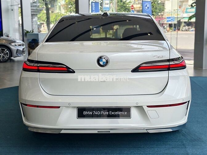 BMW 740i Pure Excellence Trắng 5 chỗ