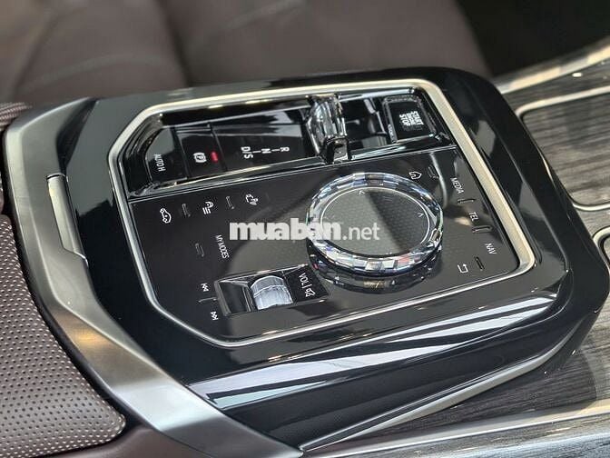 BMW 740i Pure Excellence Trắng 5 chỗ
