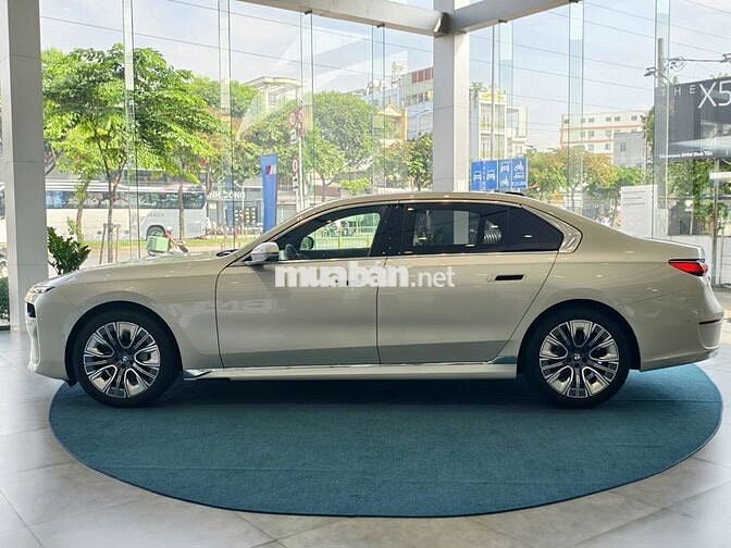 BMW 740i Pure Excellence Trắng 5 chỗ