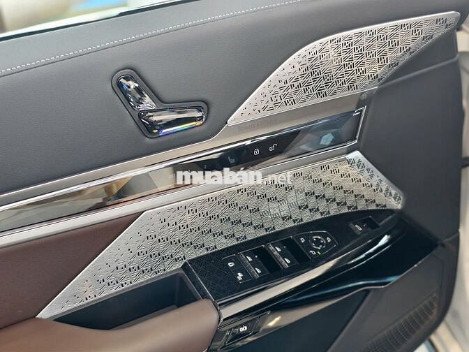 BMW 740i Pure Excellence Trắng 5 chỗ