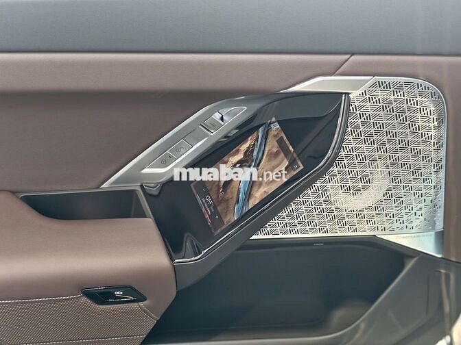 BMW 740i Pure Excellence Trắng 5 chỗ