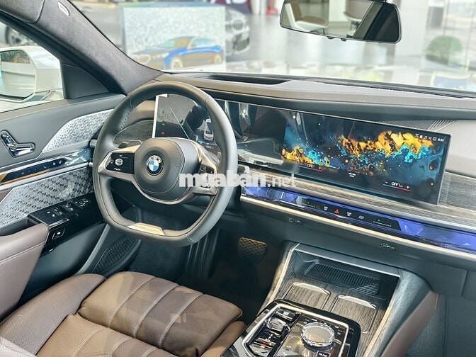 BMW 740i Pure Excellence Trắng 5 chỗ