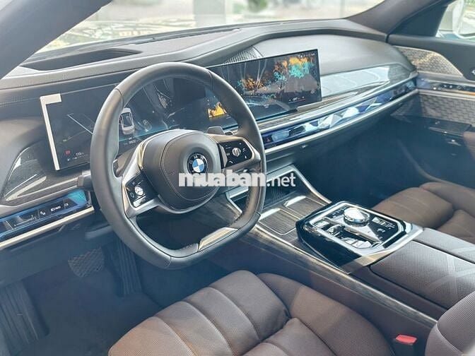 BMW 740i Pure Excellence Trắng 5 chỗ