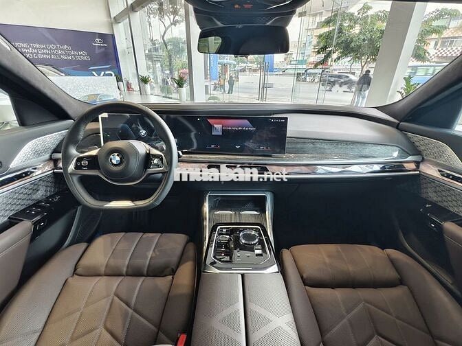 BMW 740i Pure Excellence Trắng 5 chỗ