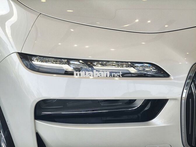 BMW 740i Pure Excellence Trắng 5 chỗ