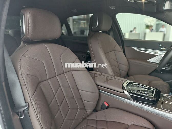 BMW 740i Pure Excellence Trắng 5 chỗ