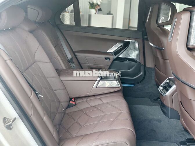 BMW 740i Pure Excellence Trắng 5 chỗ