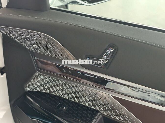 BMW 740i Pure Excellence Trắng 5 chỗ