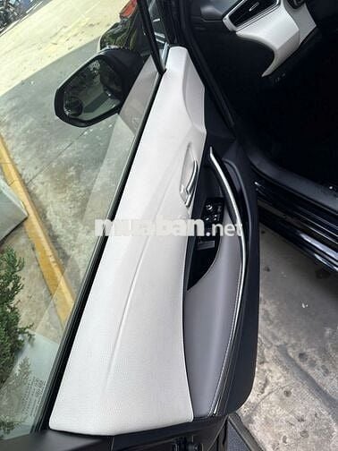 Toyota Corolla Altis 1.8V 2022, xe lướt 9 hãng