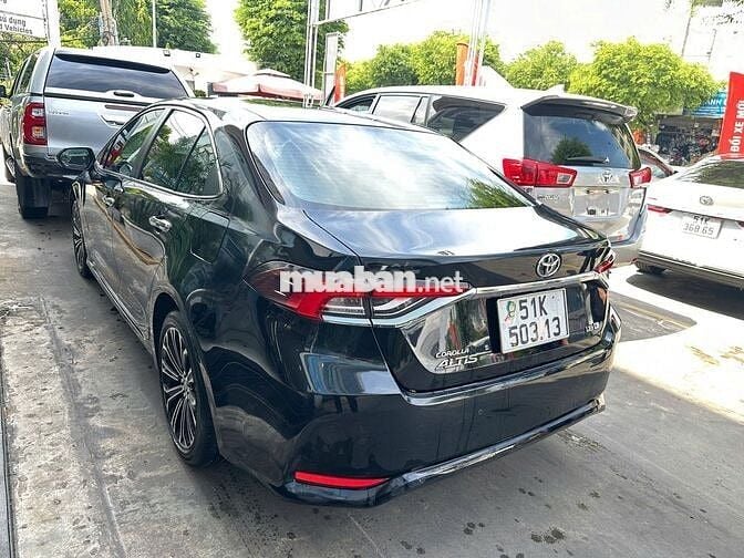Toyota Corolla Altis 1.8V 2022, xe lướt 9 hãng