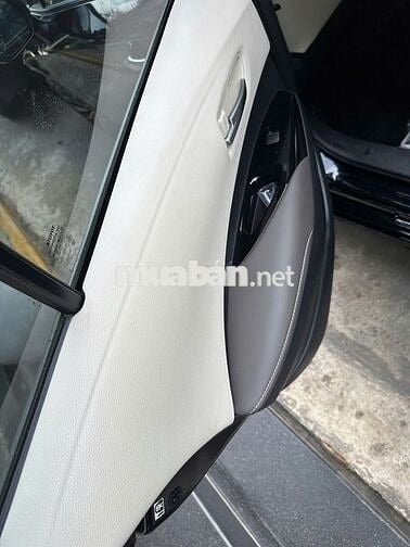 Toyota Corolla Altis 1.8V 2022, xe lướt 9 hãng