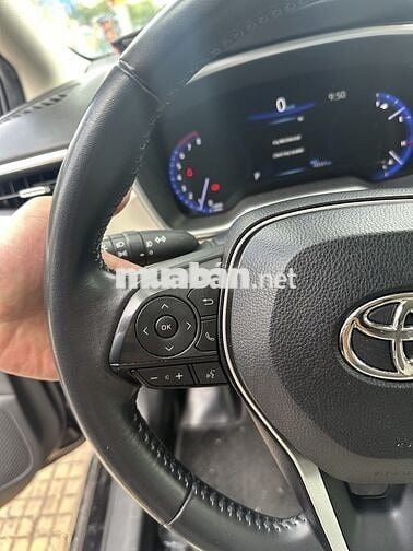 Toyota Corolla Altis 1.8V 2022, xe lướt 9 hãng
