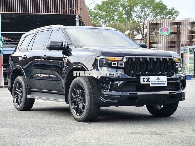 Everest Titanium 4x4 Full Đen ,2028 lướt 28 ngàn