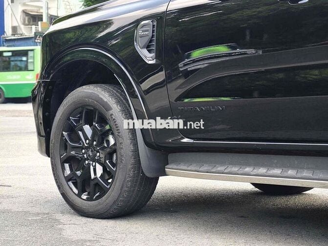 Everest Titanium 4x4 Full Đen ,2028 lướt 28 ngàn
