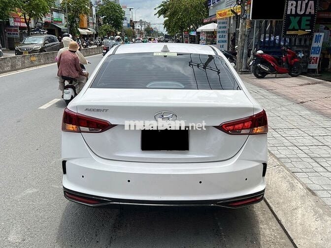 Hyundai Accent AT 2023 màu trắng, xe đi 4v km