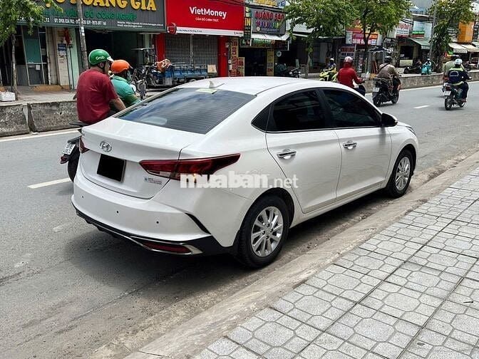 Hyundai Accent AT 2023 màu trắng, xe đi 4v km